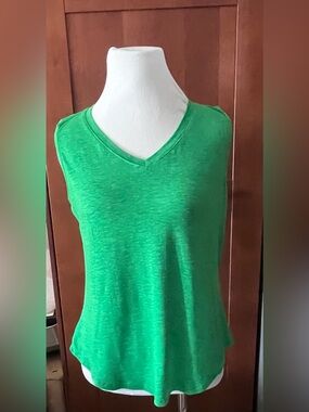 Sleeveless V-Neck Tank Top in Bright Green